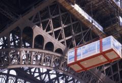 Automobil koji je visio sa prvog kata Eiffelovog tornja upisao se u povijest automobilzma 